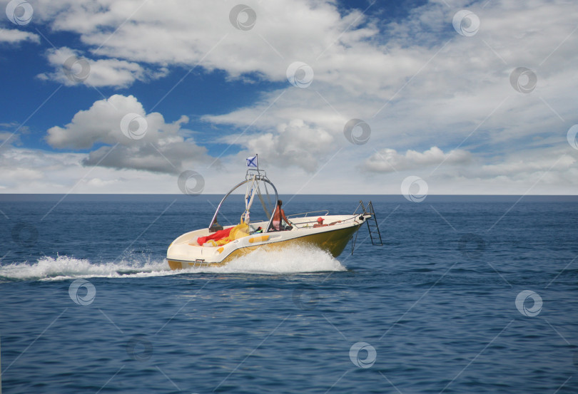 Скачать лодка плывет по морю фотосток Ozero