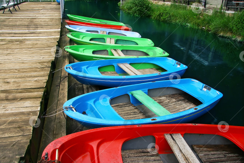 Скачать Цветные лодки на причале на берегу фотосток Ozero