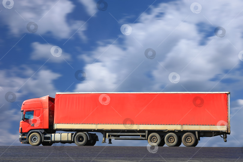Скачать красный грузовик едет по дороге фотосток Ozero