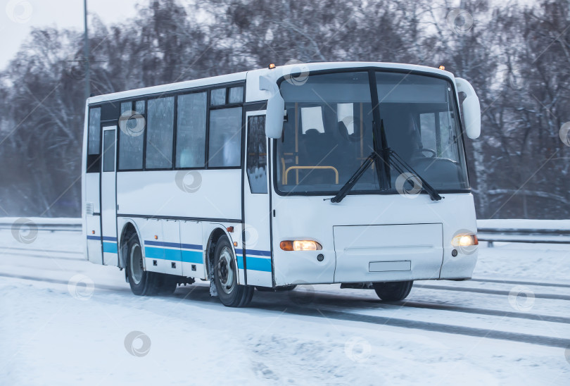 Скачать автобус движется зимой по дороге фотосток Ozero