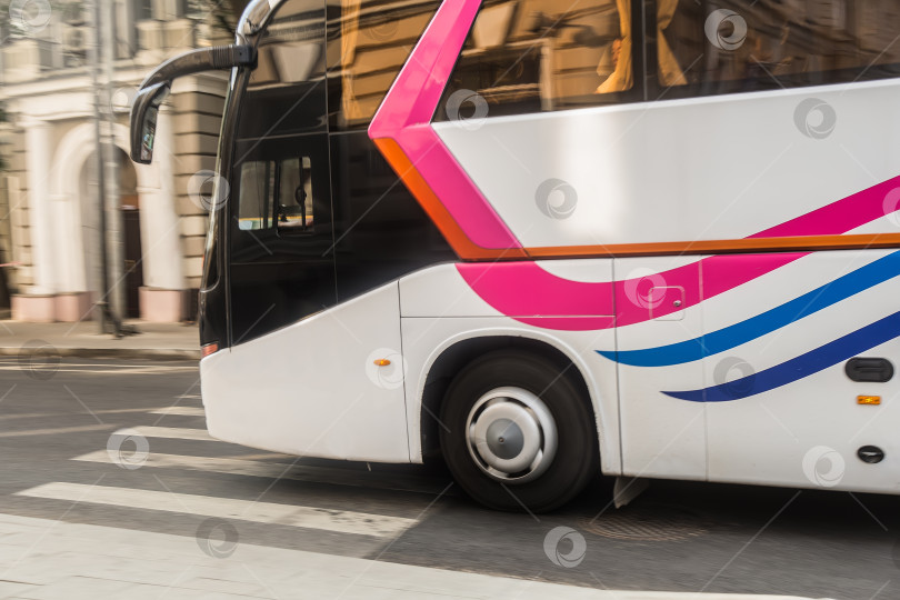 Скачать туристический автобус движется по улице фотосток Ozero
