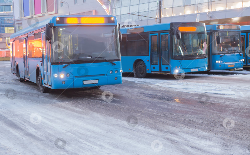 Скачать автобусы зимой на автовокзале фотосток Ozero