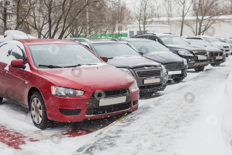 Скачать Автомобили на зимней стоянке фотосток Ozero