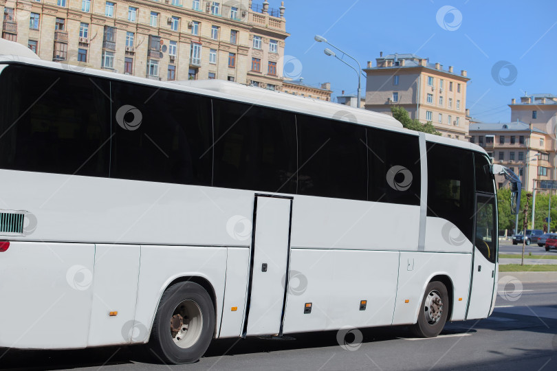 Скачать туристический автобус движется по улице фотосток Ozero