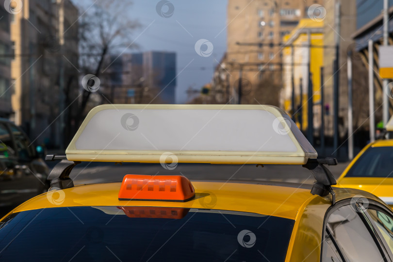 Скачать Городское такси движется по городской улице. фотосток Ozero