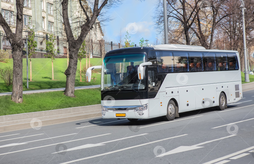 Скачать Туристический автобус движется по улице фотосток Ozero