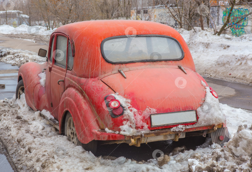 Скачать редкий винтажный автомобиль припаркован зимой фотосток Ozero