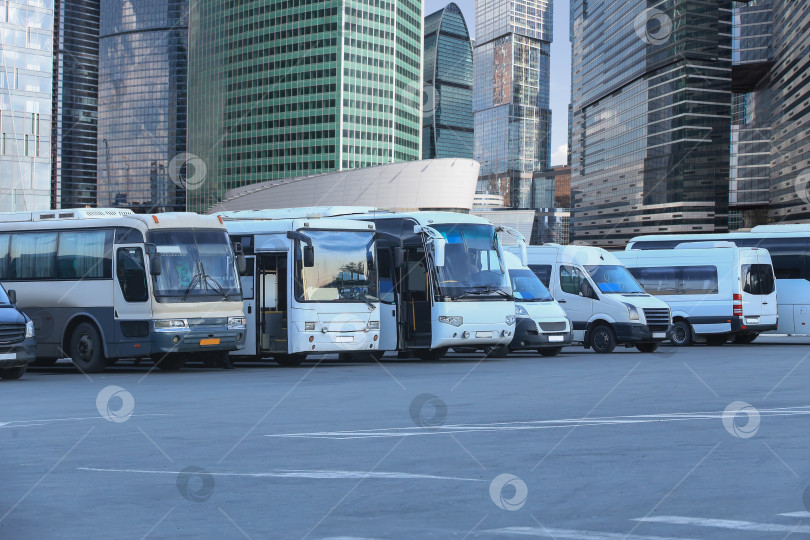 Скачать туристические автобусы на стоянке фотосток Ozero