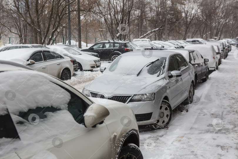Скачать Автомобили на зимней стоянке фотосток Ozero