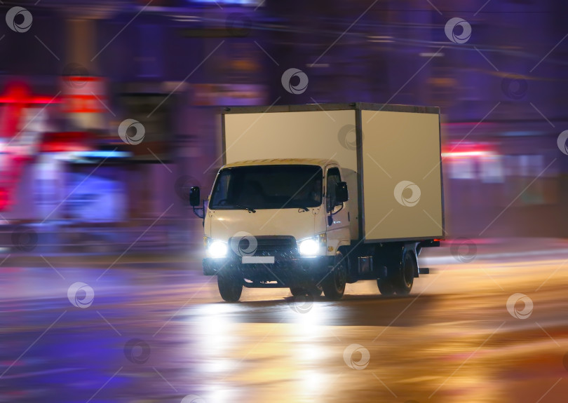 Скачать грузовик движется по ночному городу фотосток Ozero