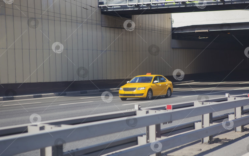 Скачать желтое такси движется по городу фотосток Ozero