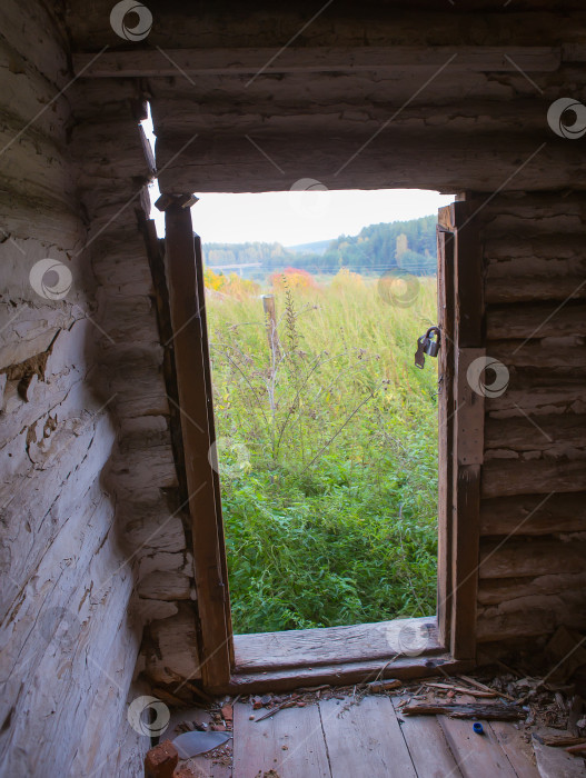 Скачать старая дверь со сломанным замком фотосток Ozero