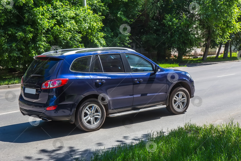 Скачать кроссовер jeep едет по городу фотосток Ozero