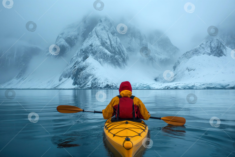 Скачать байдарочник в холодном море на фоне замерзших берегов фотосток Ozero