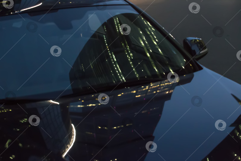 Скачать отражение многоэтажных зданий на капоте автомобиля ночью фотосток Ozero