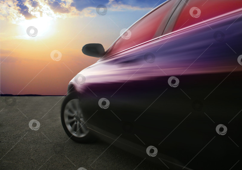 Скачать движущийся автомобиль на фоне заката фотосток Ozero