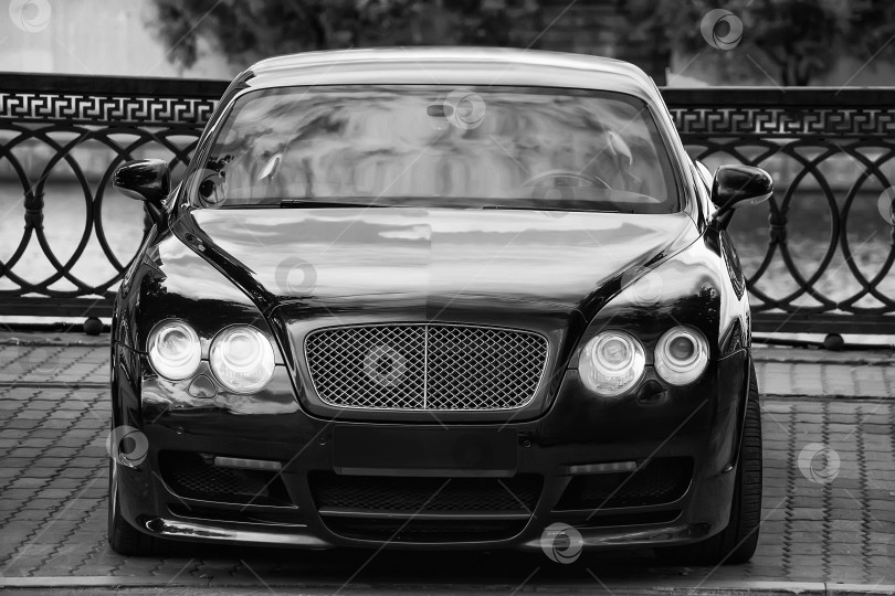 Скачать черный роскошный автомобиль, припаркованный на набережной фотосток Ozero