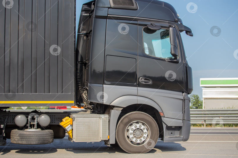 Скачать евро грузовик с контейнером движется по дороге фотосток Ozero