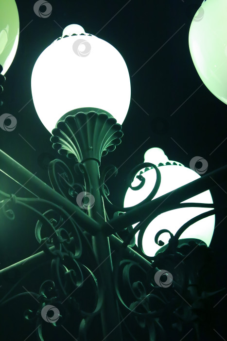 Скачать уличный фонарь со стеклянными абажурами и металлическим орнаментом фотосток Ozero