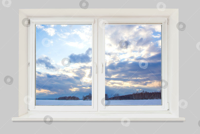 Скачать Вид из окна на зимний пейзаж с замерзшим озером фотосток Ozero