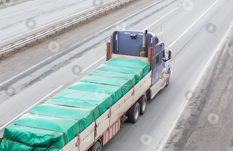 Скачать грузовик перевозит крупногабаритный груз фотосток Ozero