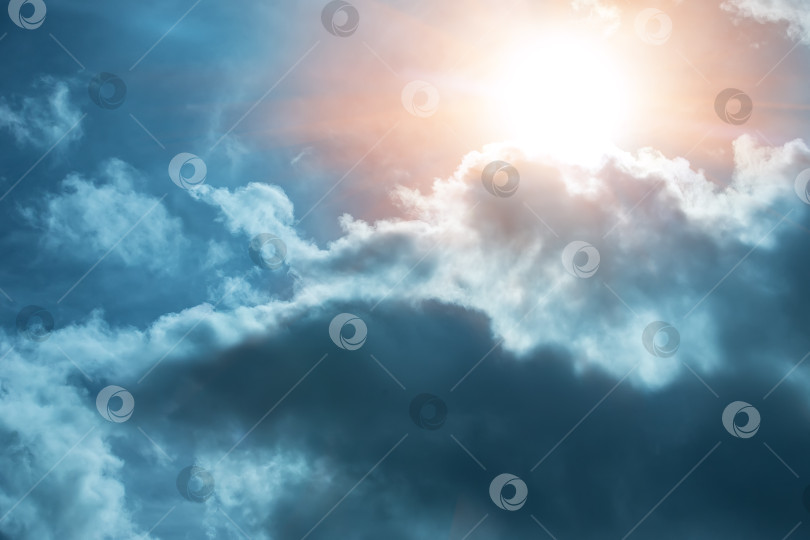 Скачать темное небо с солнцем и облаками фотосток Ozero