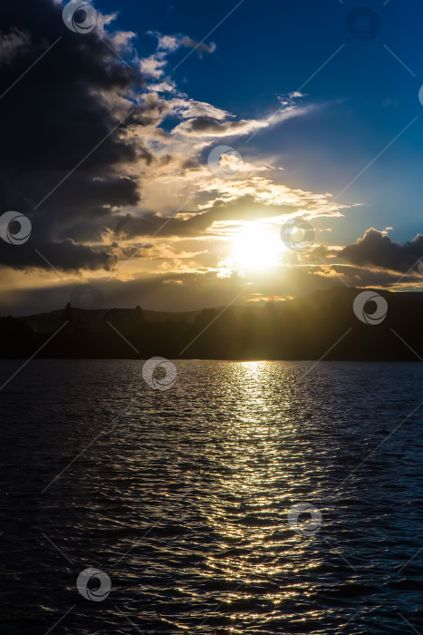 Скачать закат над водой фотосток Ozero