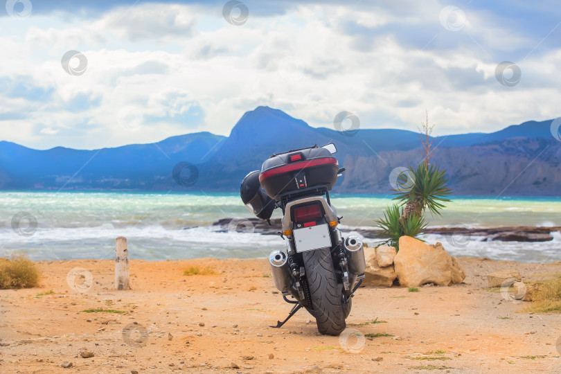Скачать Мотоцикл на песчаном пляже фотосток Ozero