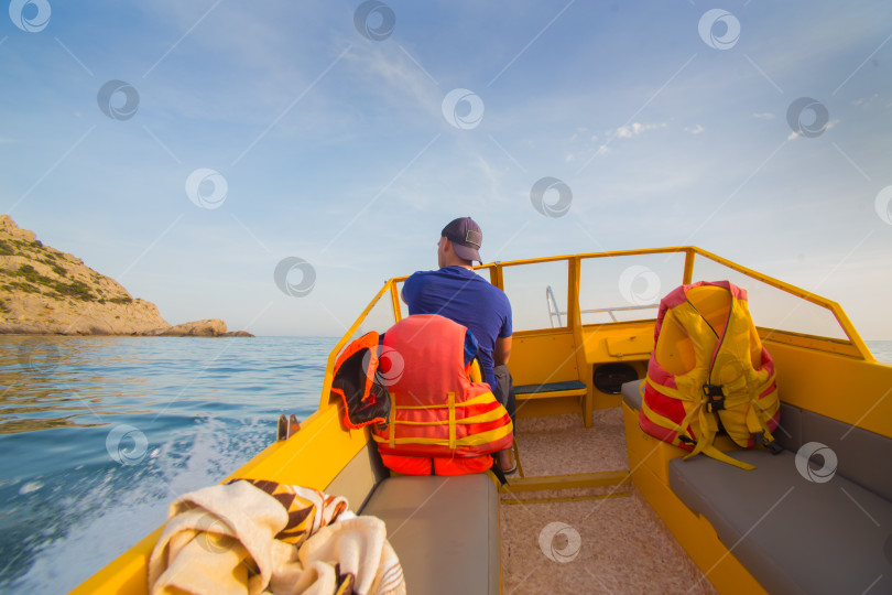 Скачать водитель катера передвигается на лодке по морю фотосток Ozero