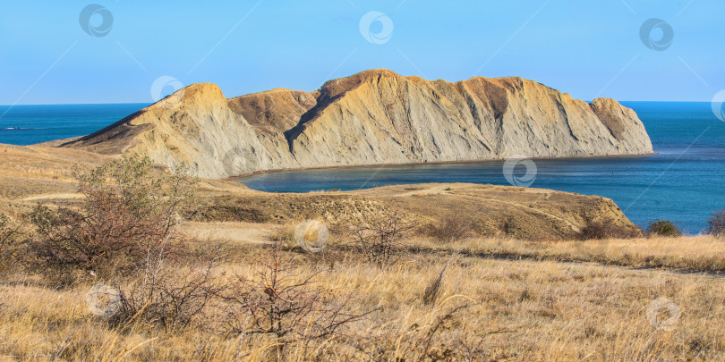 Скачать Морской залив, окруженный горным хребтом. фотосток Ozero