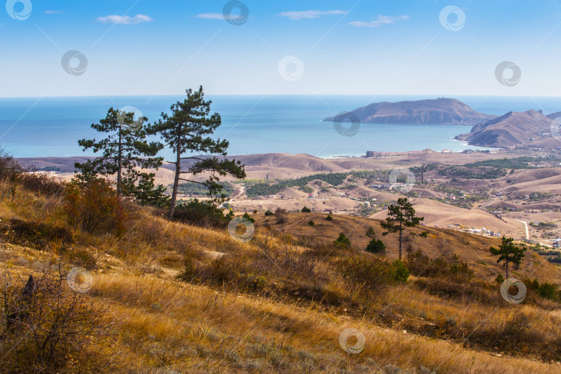 Скачать красочный вид на море и коттеджи вдалеке фотосток Ozero