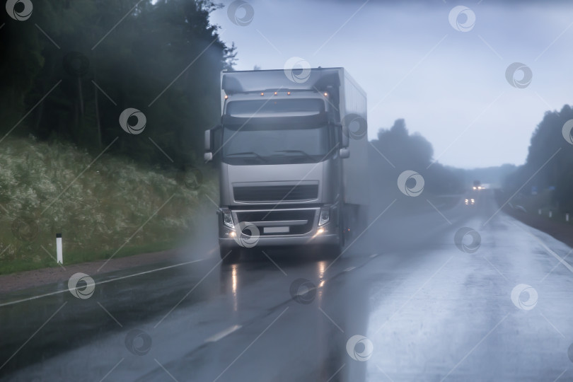 Скачать грузовик движется в дождь и туман фотосток Ozero