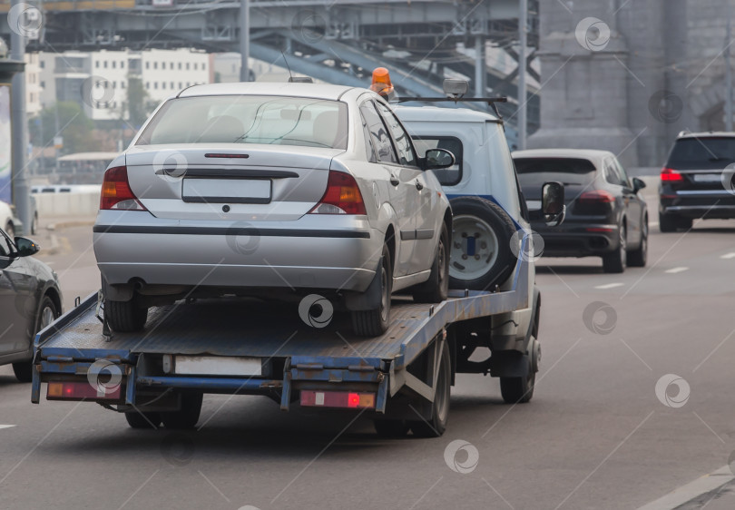 Скачать автомобильный эвакуатор перевозит автомобиль фотосток Ozero