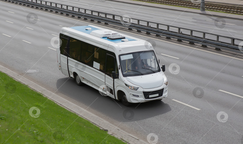 Скачать микроавтобус движется по городской улице фотосток Ozero