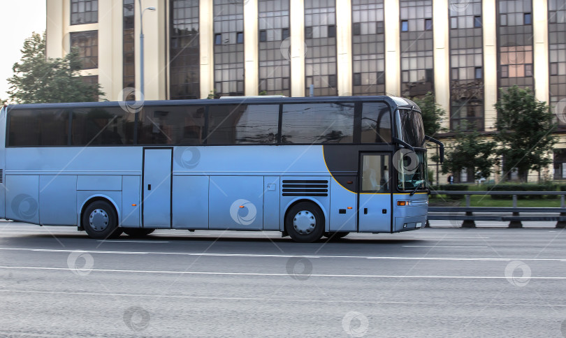 Скачать автобус движется по городской улице фотосток Ozero