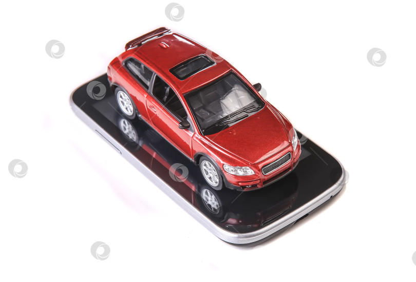 Скачать красная игрушечная машинка на изолированном смартфоне фотосток Ozero