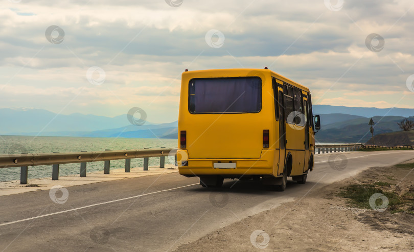 Скачать автобус движется по дороге фотосток Ozero