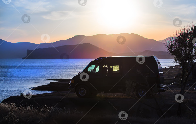 Скачать Отдых на машине на берегу моря фотосток Ozero