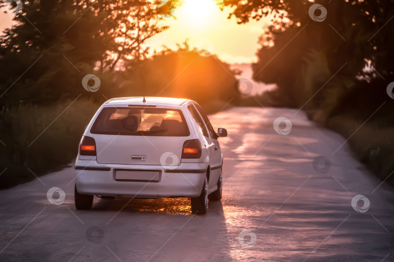Скачать машина движется по шоссе на закате фотосток Ozero
