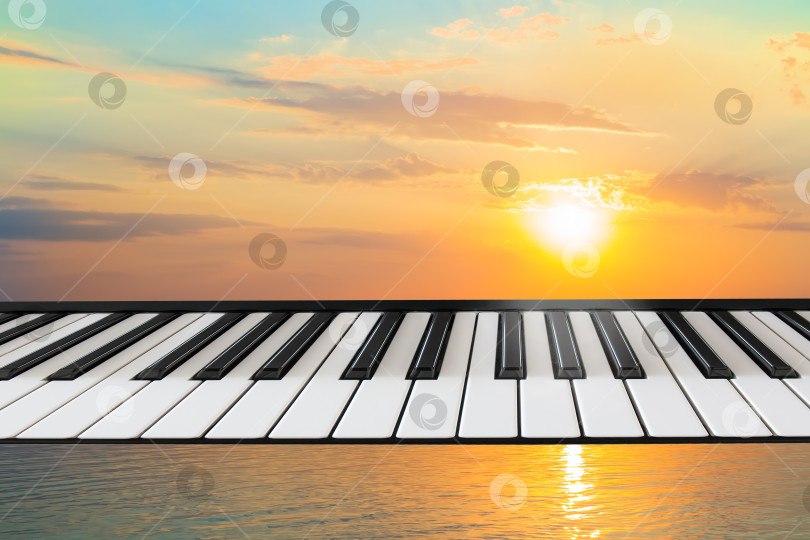 Скачать Композиция из фортепианной клавиатуры на морском фоне. фотосток Ozero