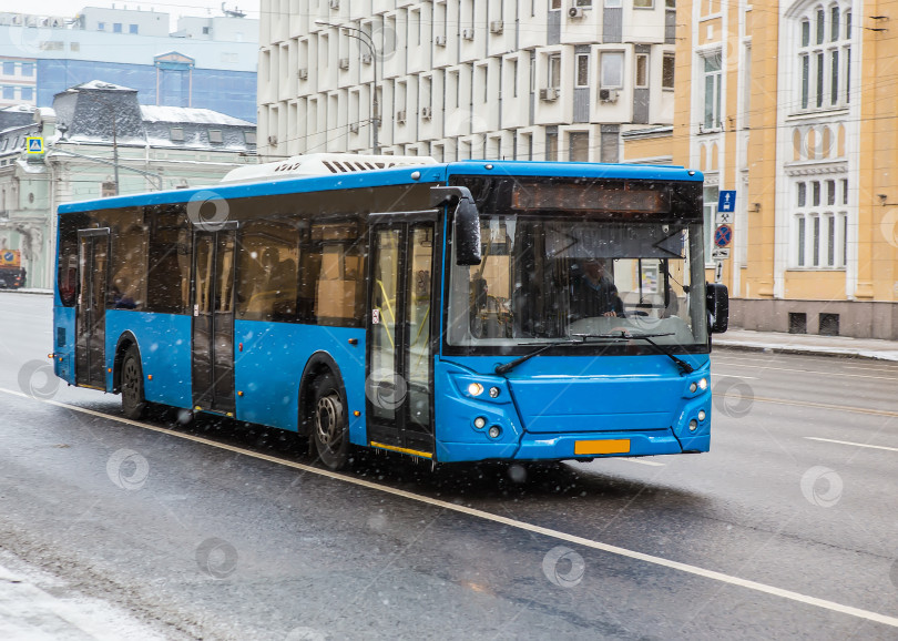 Скачать Автобус зимой на заснеженной улице фотосток Ozero