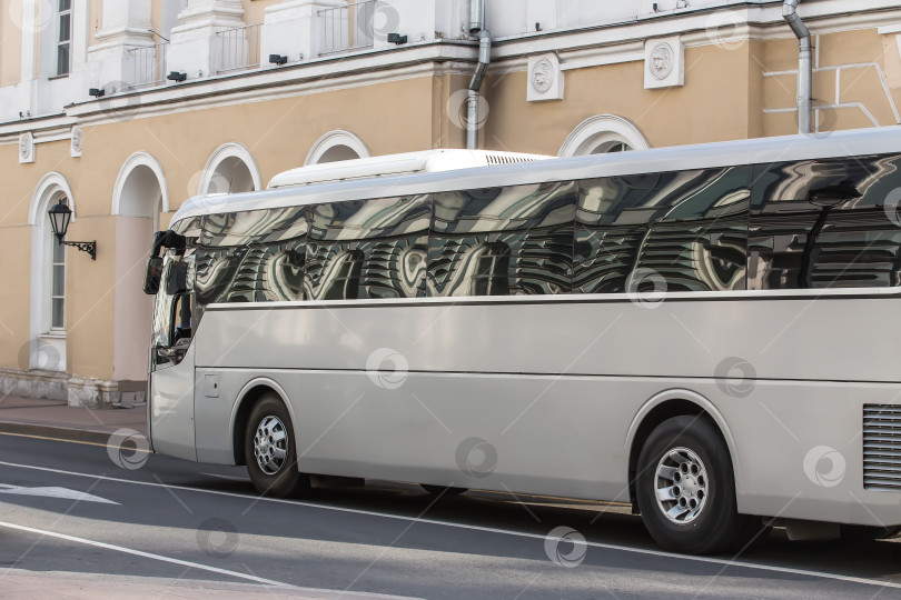 Скачать автобус в историческом центре города фотосток Ozero