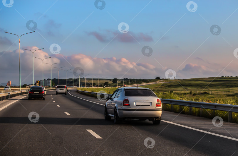 Скачать Автомобильное движение по загородному шоссе фотосток Ozero