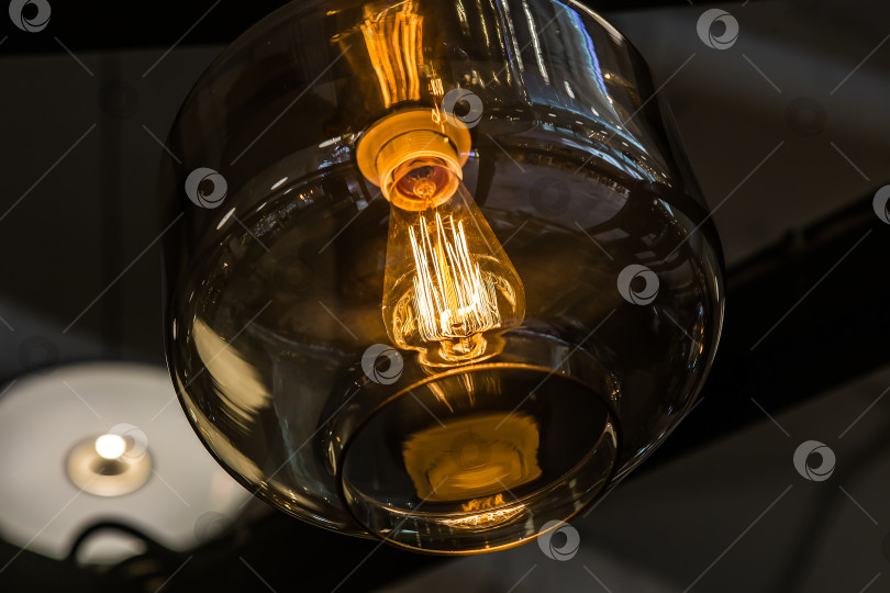 Скачать стеклянный потолок с лампочкой Эдисона крупным планом фотосток Ozero