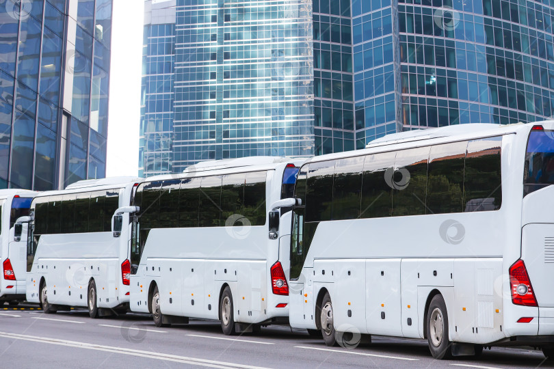 Скачать Туристические автобусы на городской улице фотосток Ozero