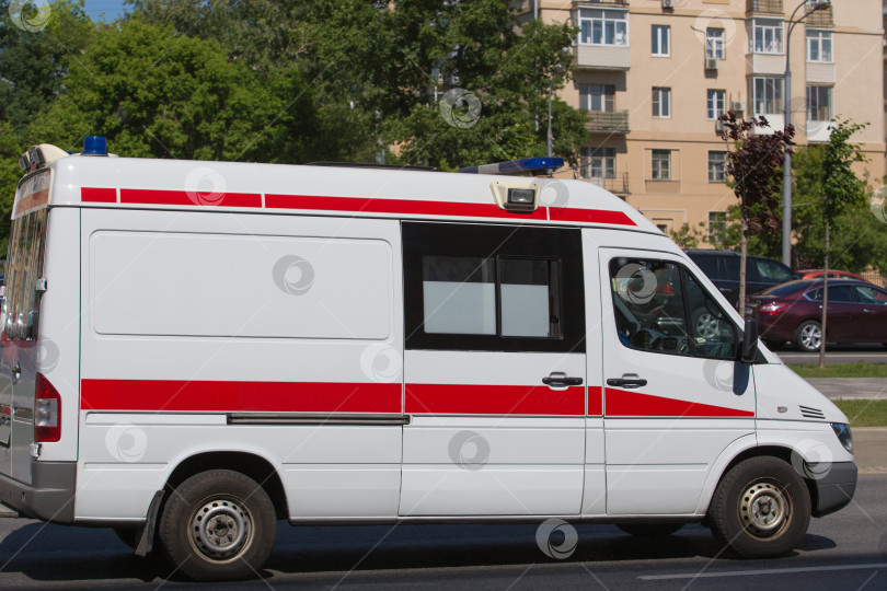 Скачать скорая медицинская помощь выезжает по городу фотосток Ozero