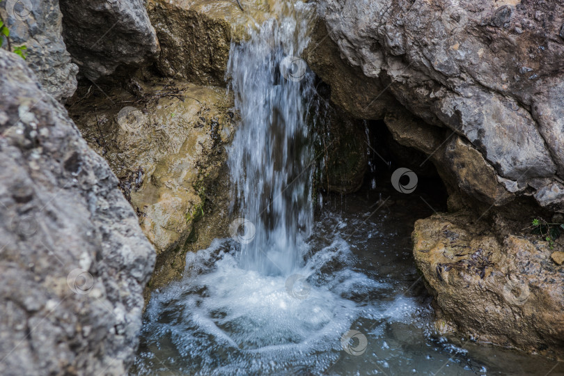 Скачать течение воды между скалами горного ручья фотосток Ozero