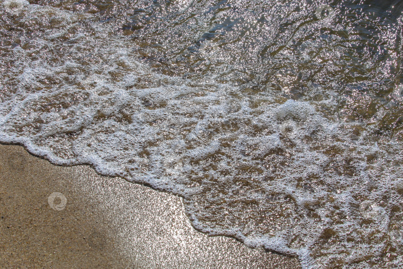 Скачать волны на морском берегу фотосток Ozero