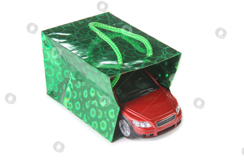 Скачать игрушечная машинка в зеленой упаковке фотосток Ozero