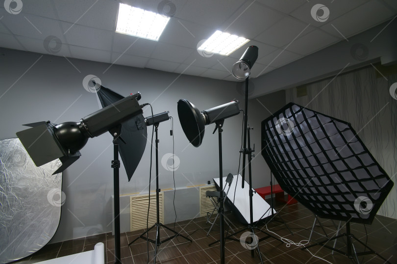 Скачать световое оборудование в интерьерной студии фотосток Ozero